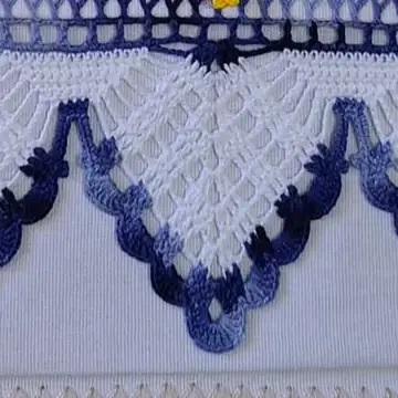 Barrado de crochê em branco e azul aplicado em tecido